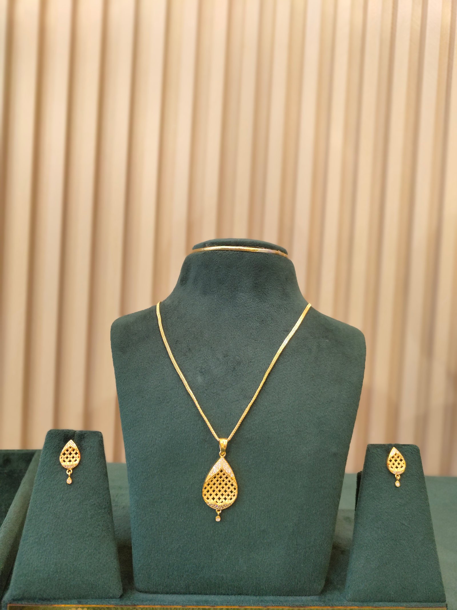 Teardrop Floral Gold Pendant and Earrings Set