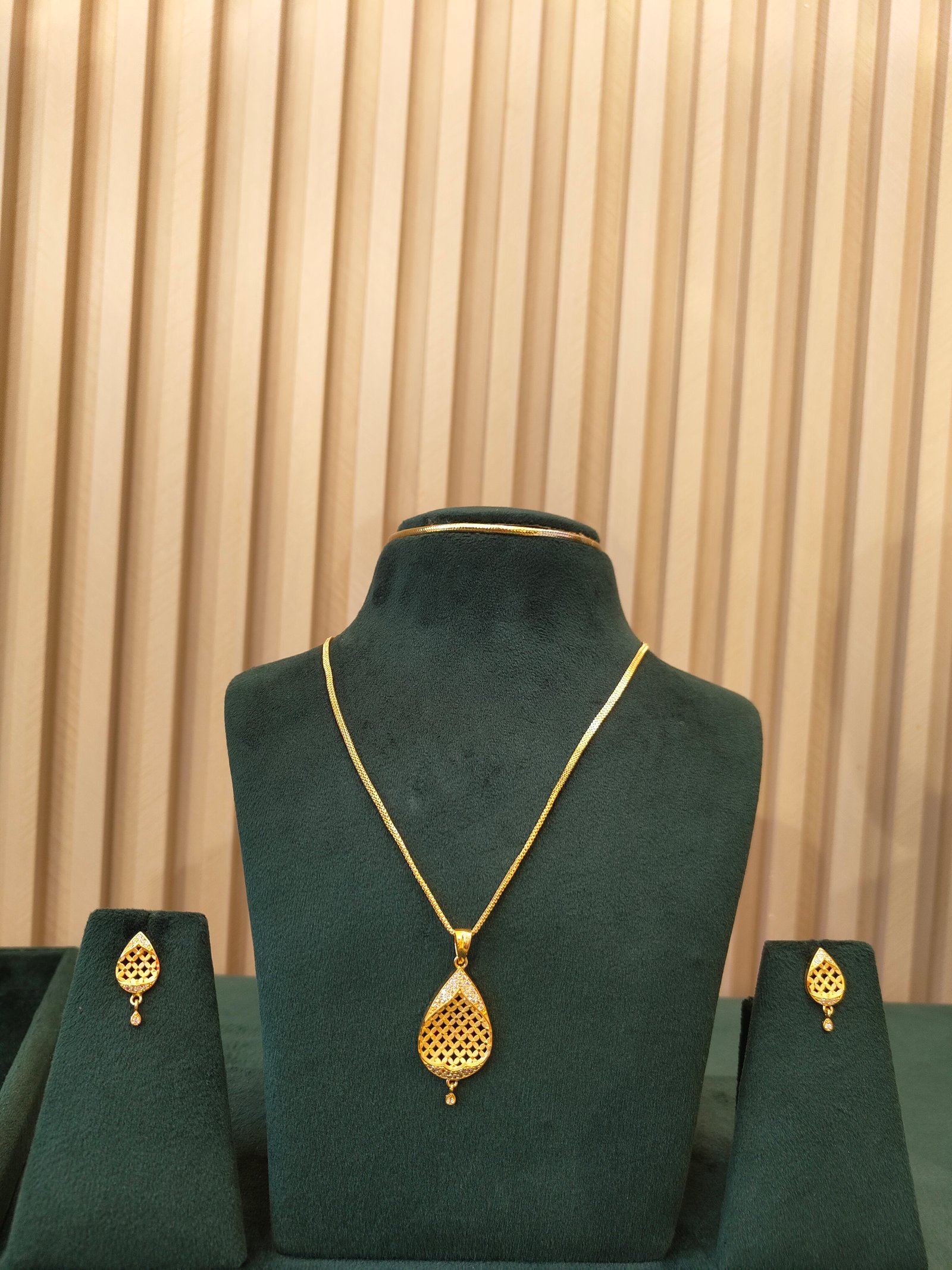Teardrop Floral Gold Pendant and Earrings Set