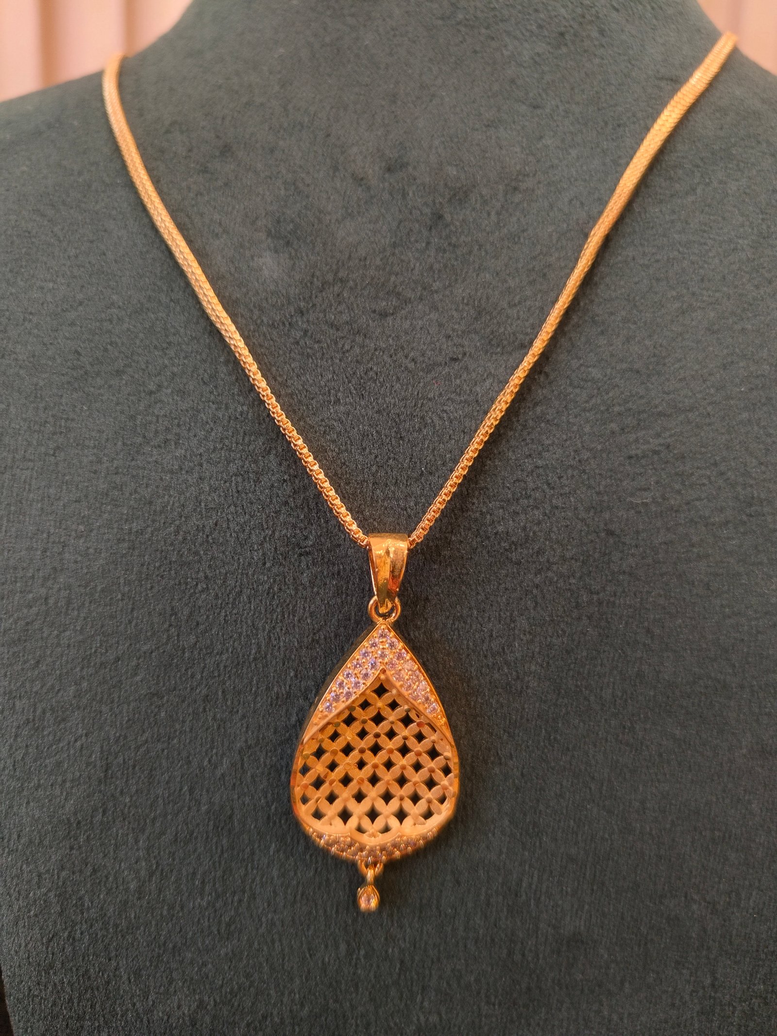 Teardrop Floral Gold Pendant and Earrings Set