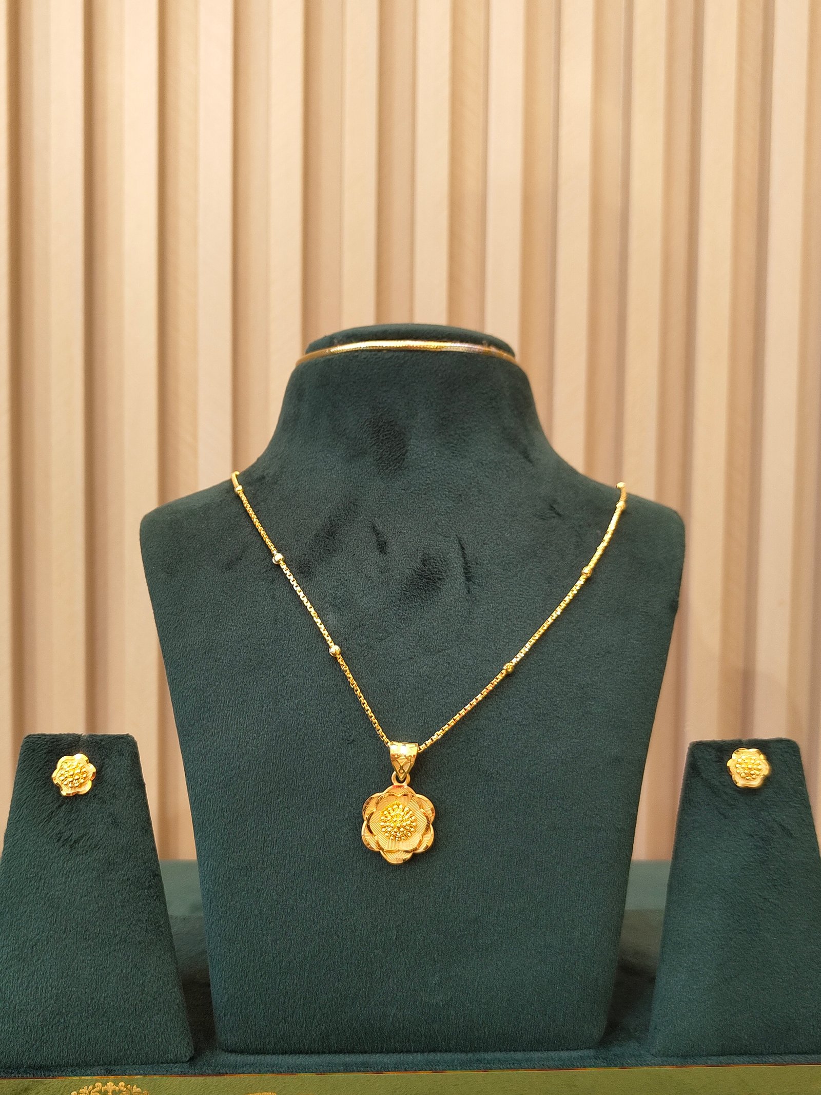 Fabulous Floral Gold Pendant and Earrings Set