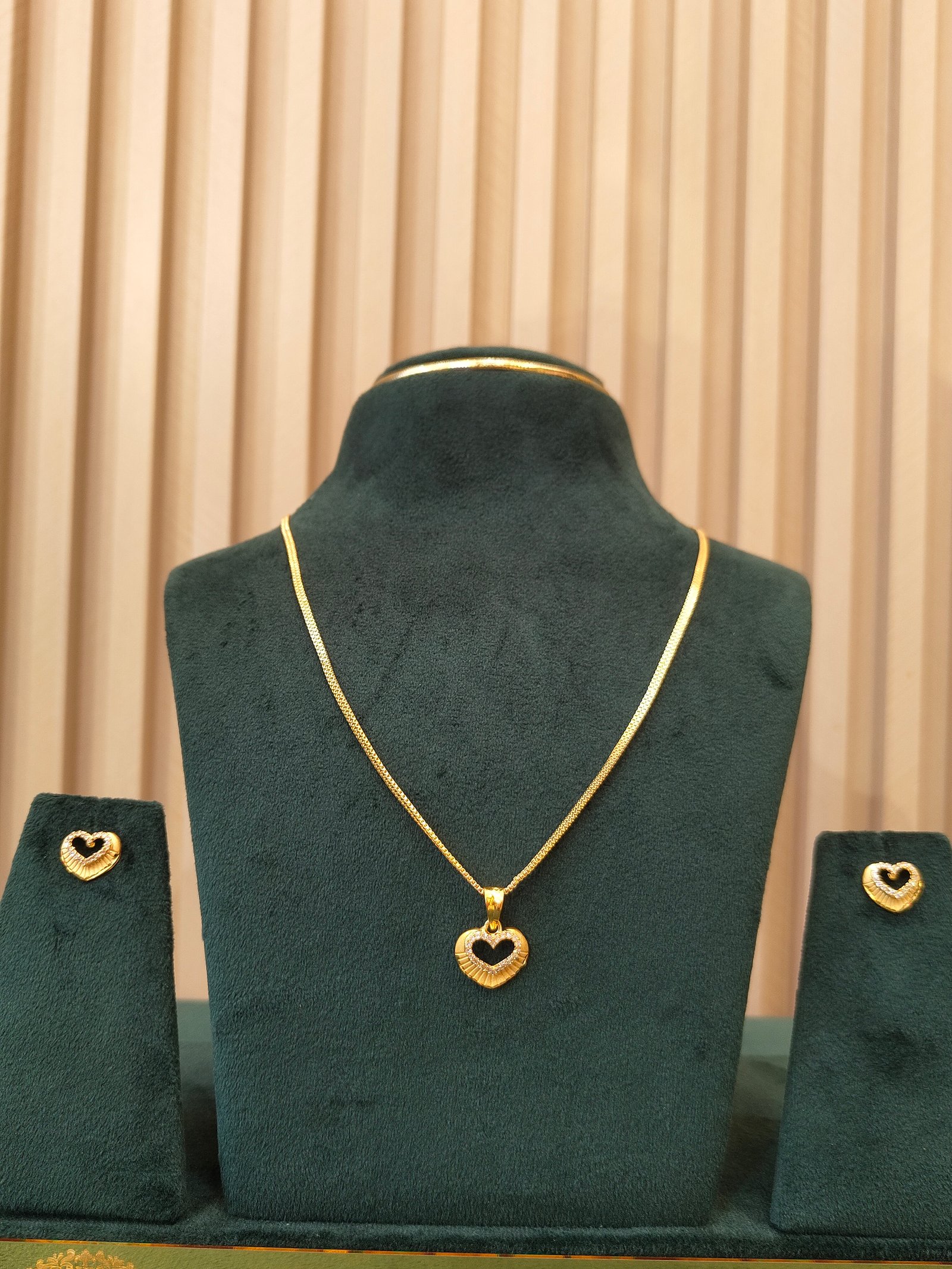 Chic Heart Gold Pendant and Earrings Set