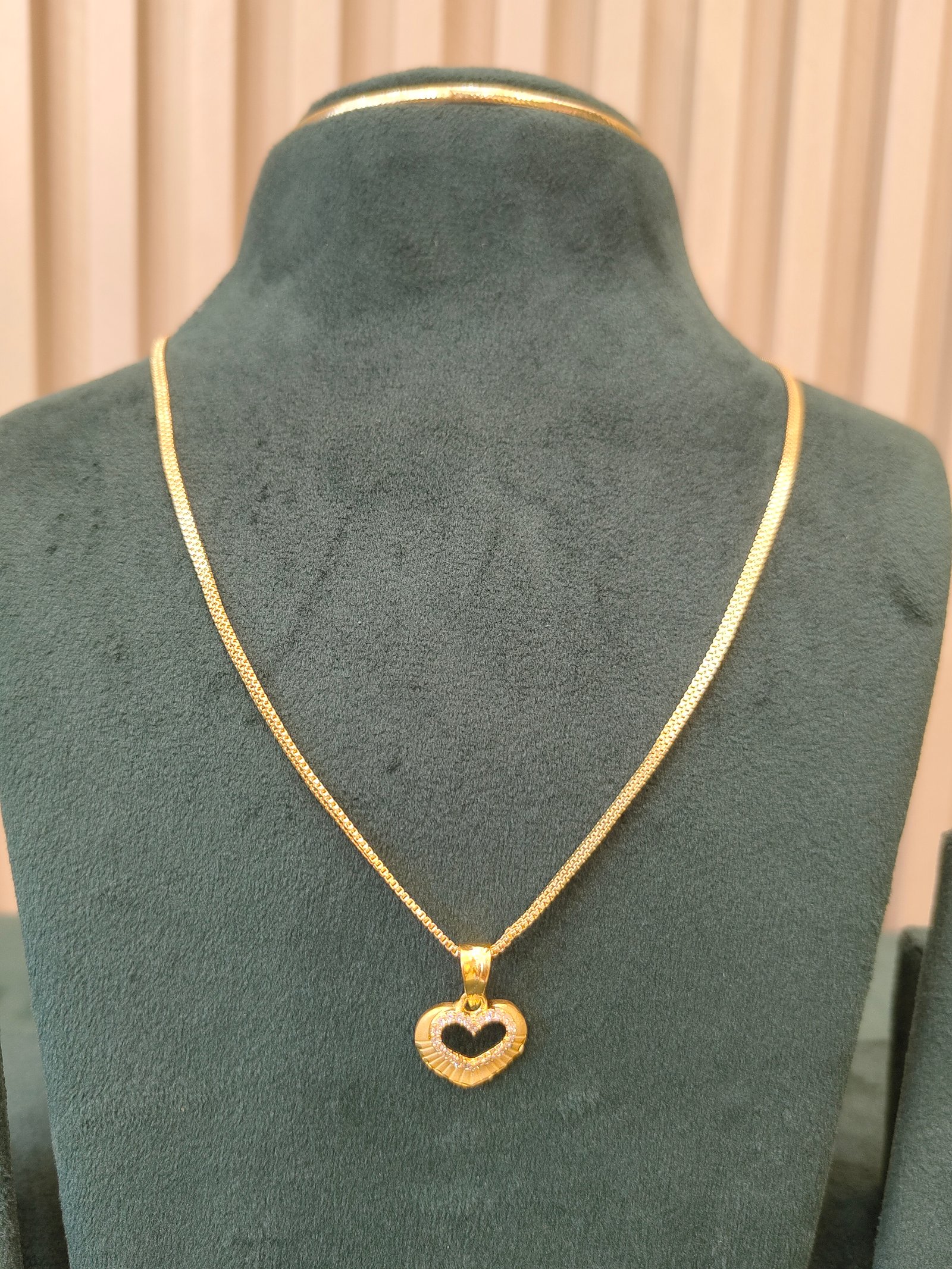 Chic Heart Gold Pendant and Earrings Set