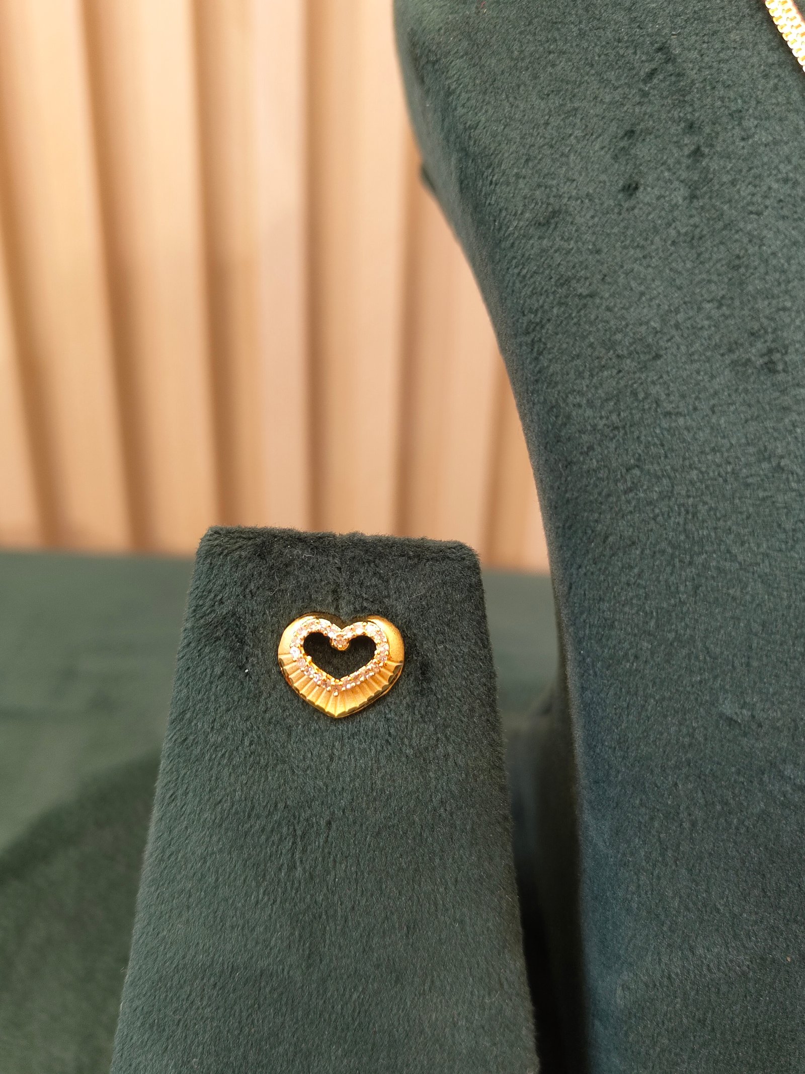 Chic Heart Gold Pendant and Earrings Set