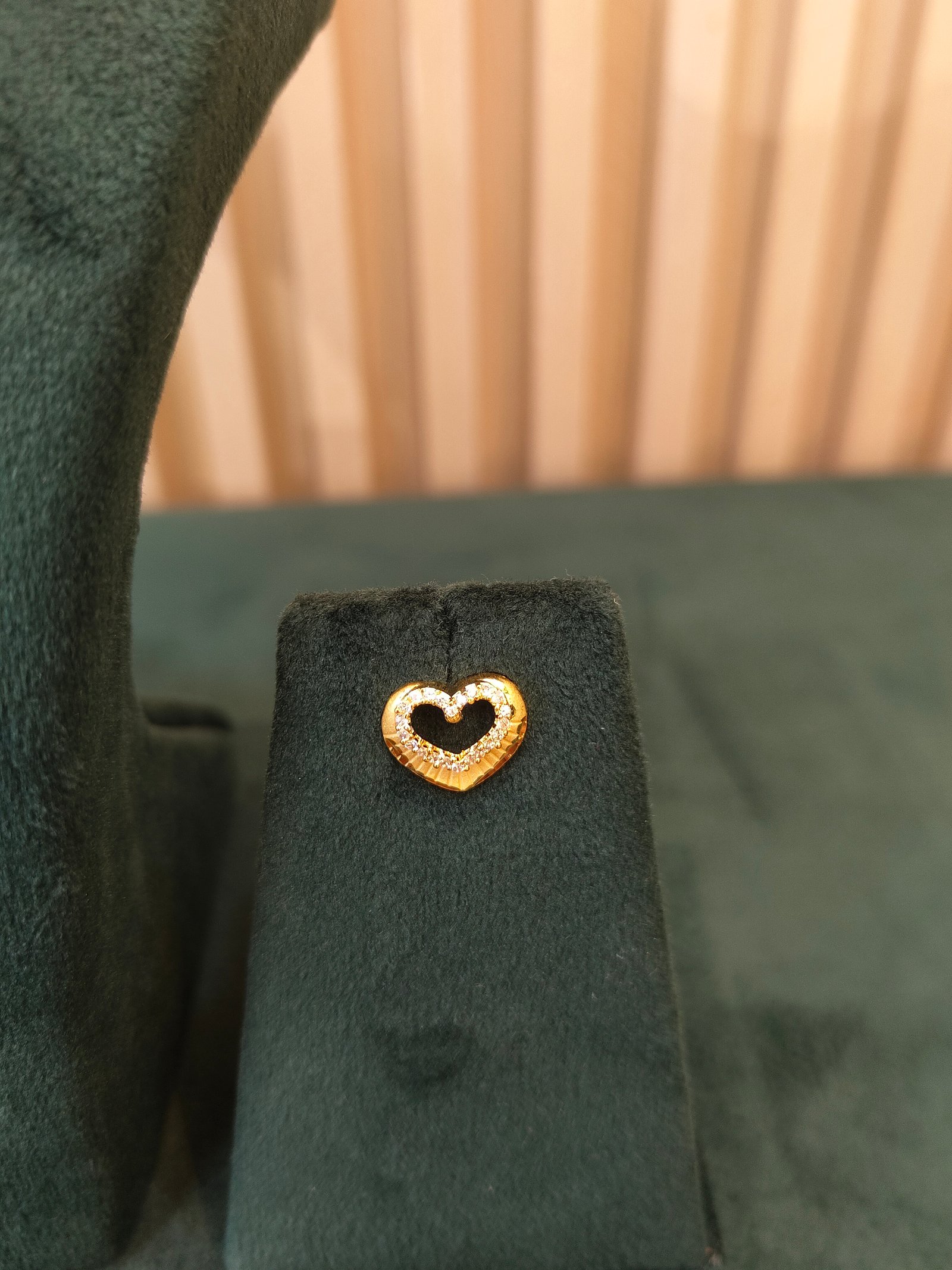 Chic Heart Gold Pendant and Earrings Set