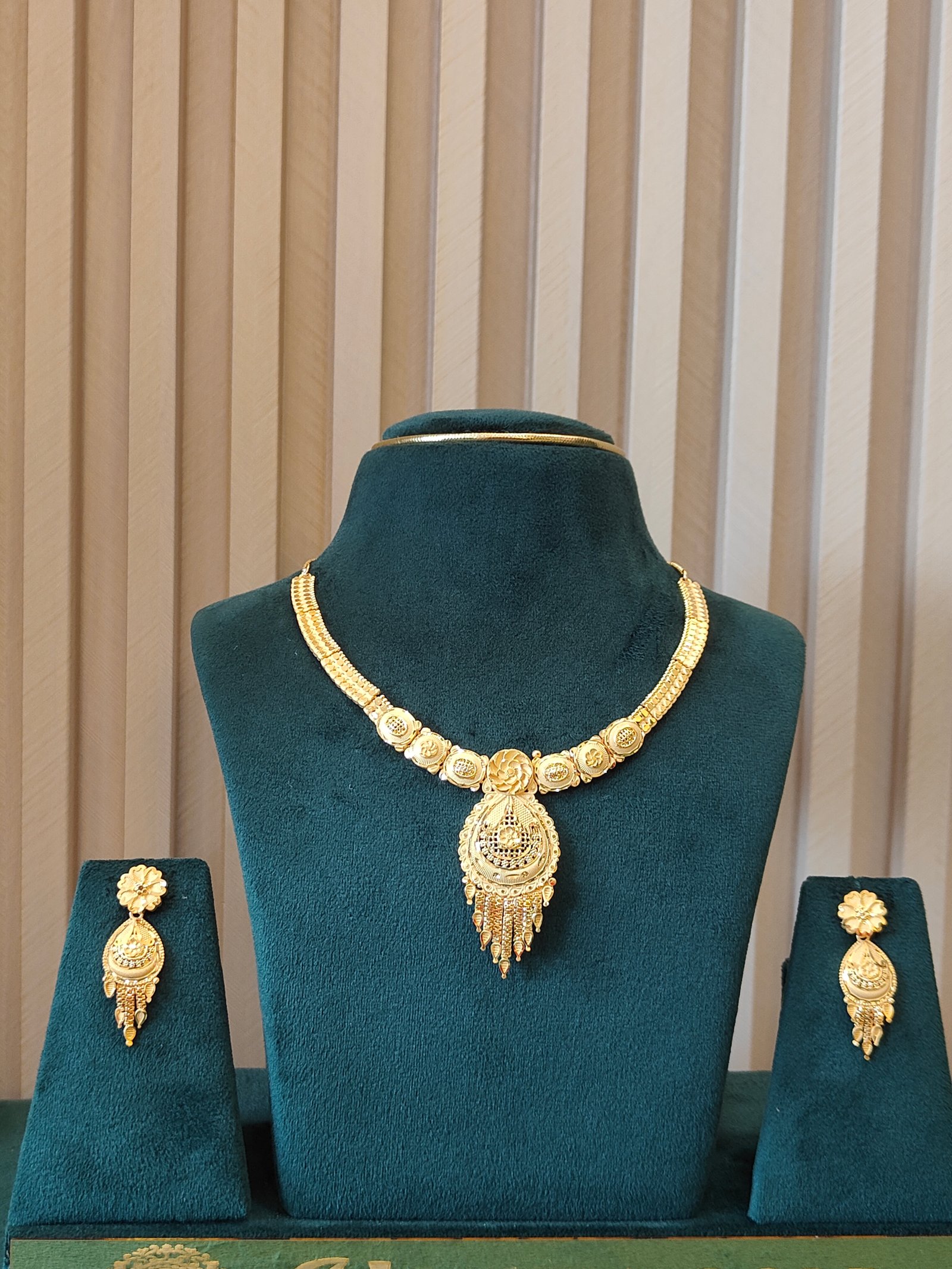 Royal Floral Gold Necklace Set