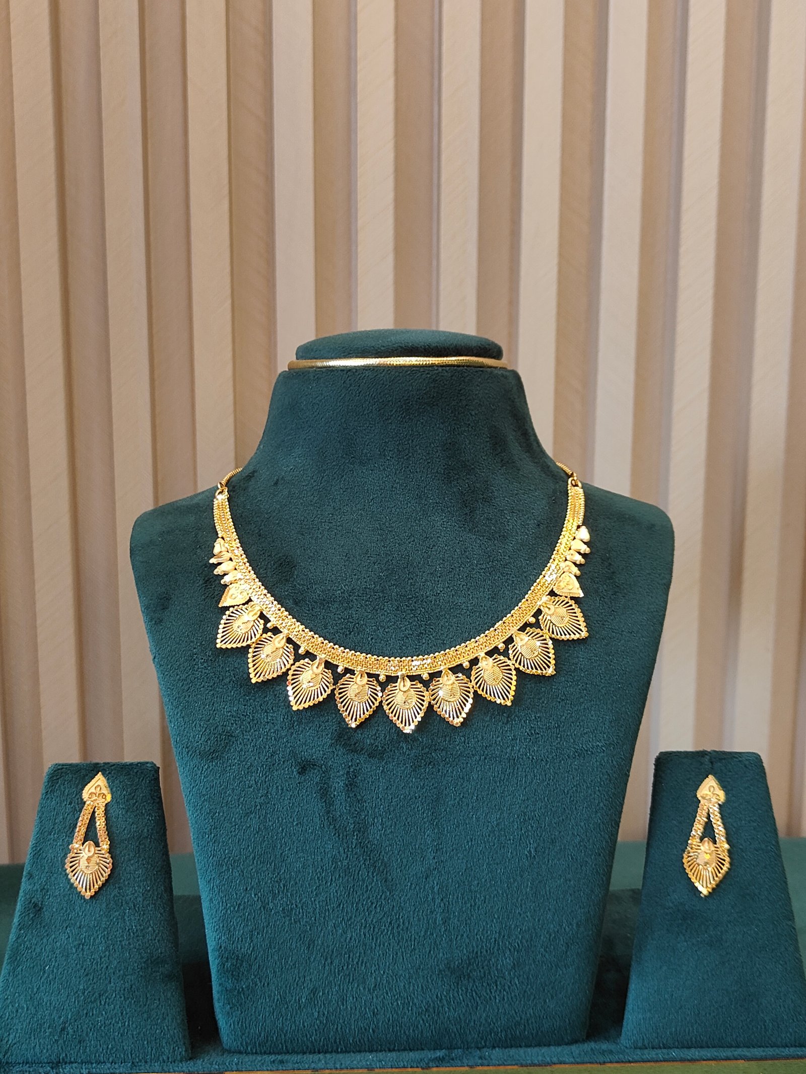 Traditional Gold Leaf-Lined Necklace Set