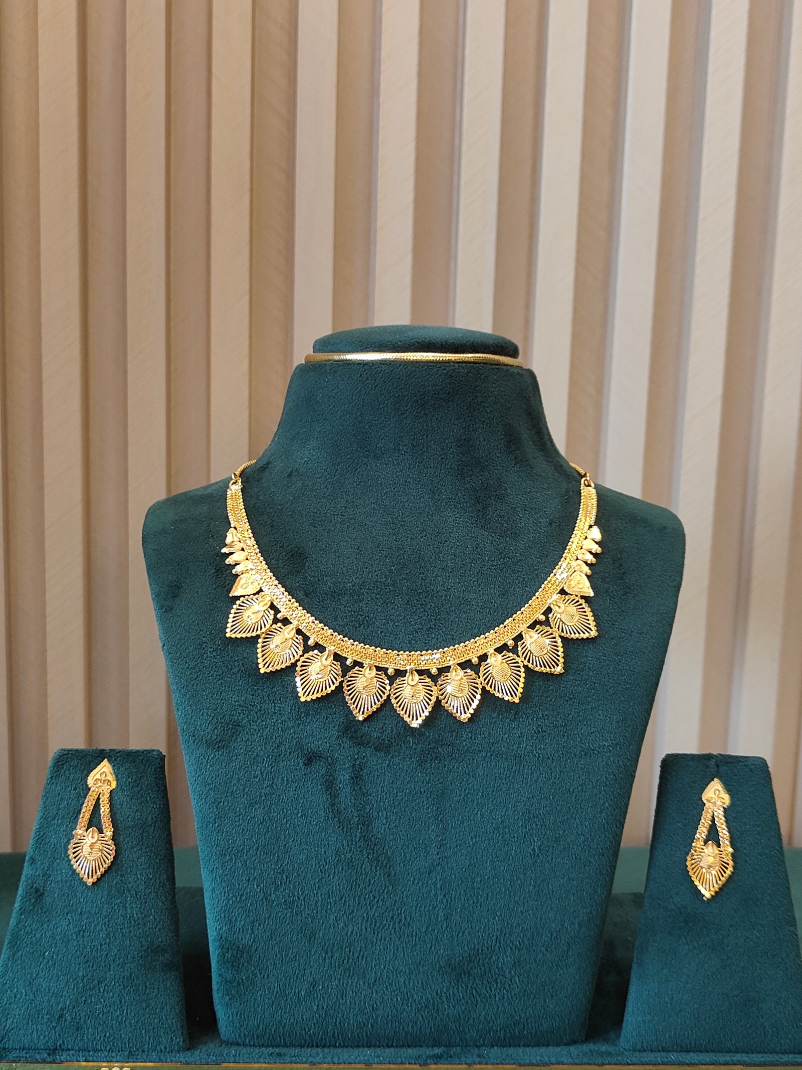 Traditional Gold Leaf-Lined Necklace Set