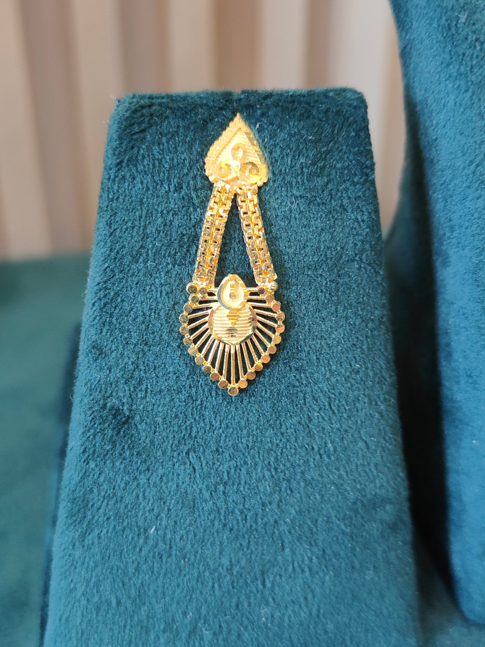 Traditional Gold Leaf-Lined Necklace Set