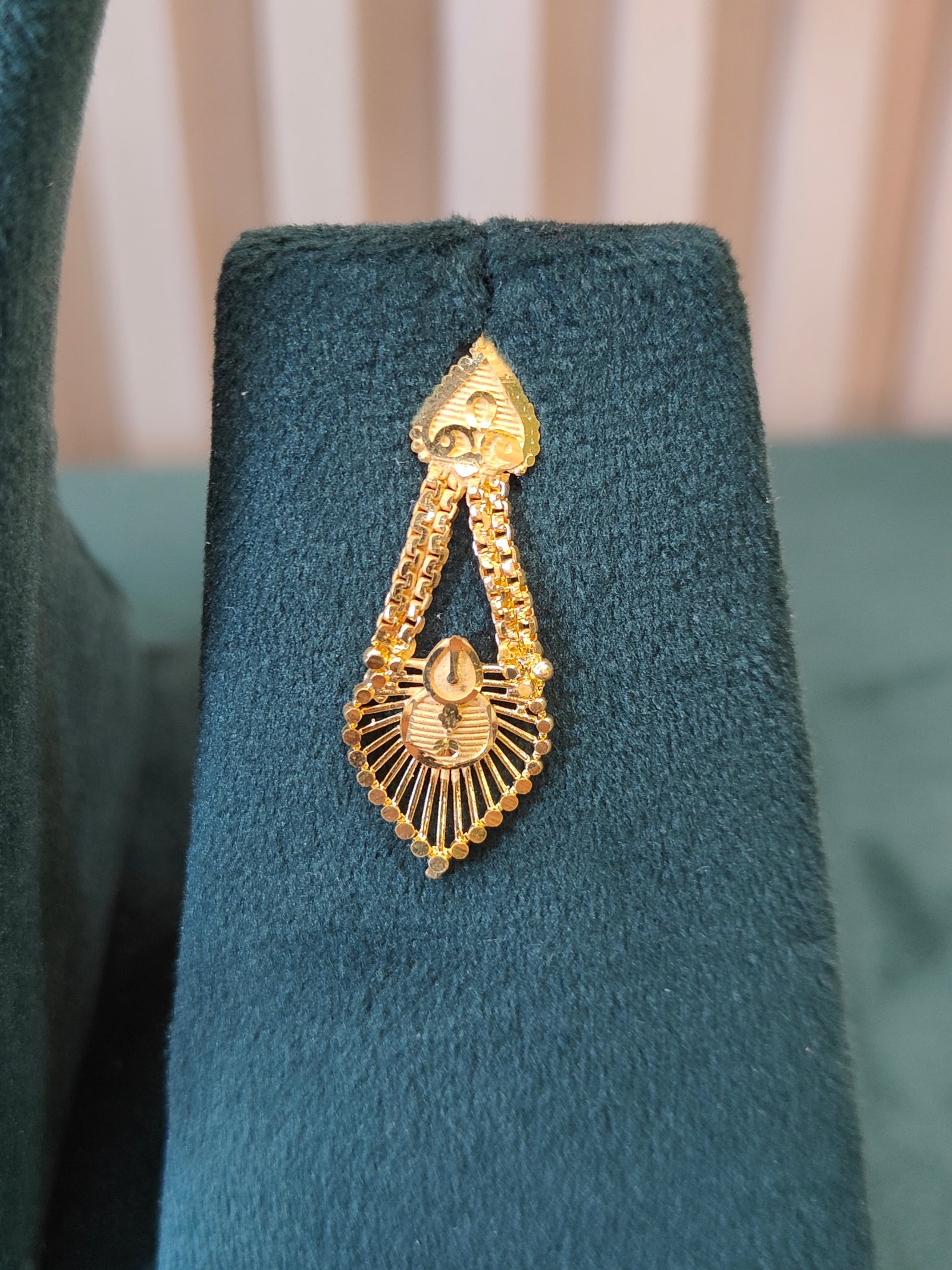 Traditional Gold Leaf-Lined Necklace Set