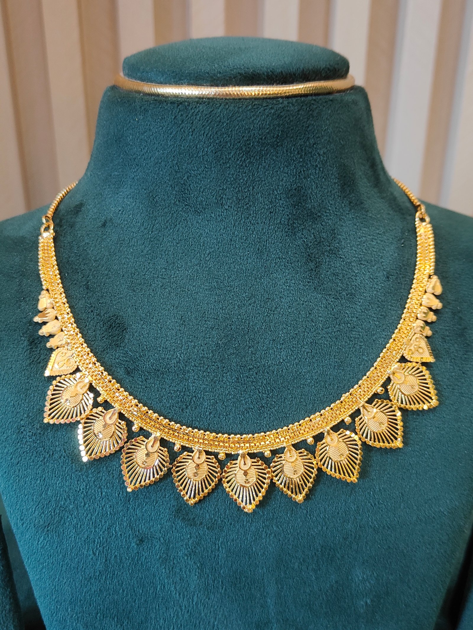 Traditional Gold Leaf-Lined Necklace Set